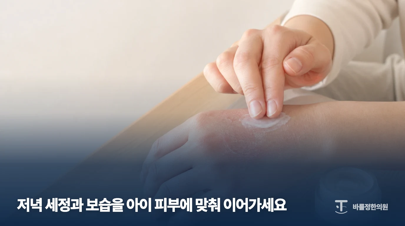 피부에 보습제를 부드럽게 바르는 손의 근접 장면